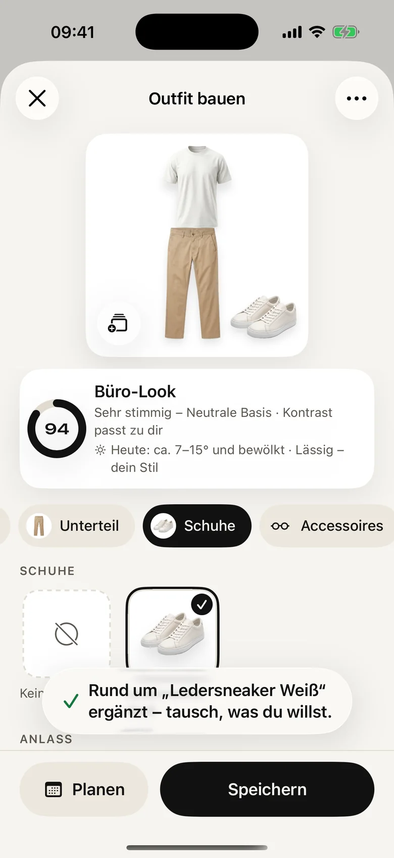 App-Bildschirm „Outfit bauen“: Collage aus T-Shirt, Chino und Sneakern, Harmonie 94 – „Sehr stimmig – Neutrale Basis · Kontrast passt zu dir“.
