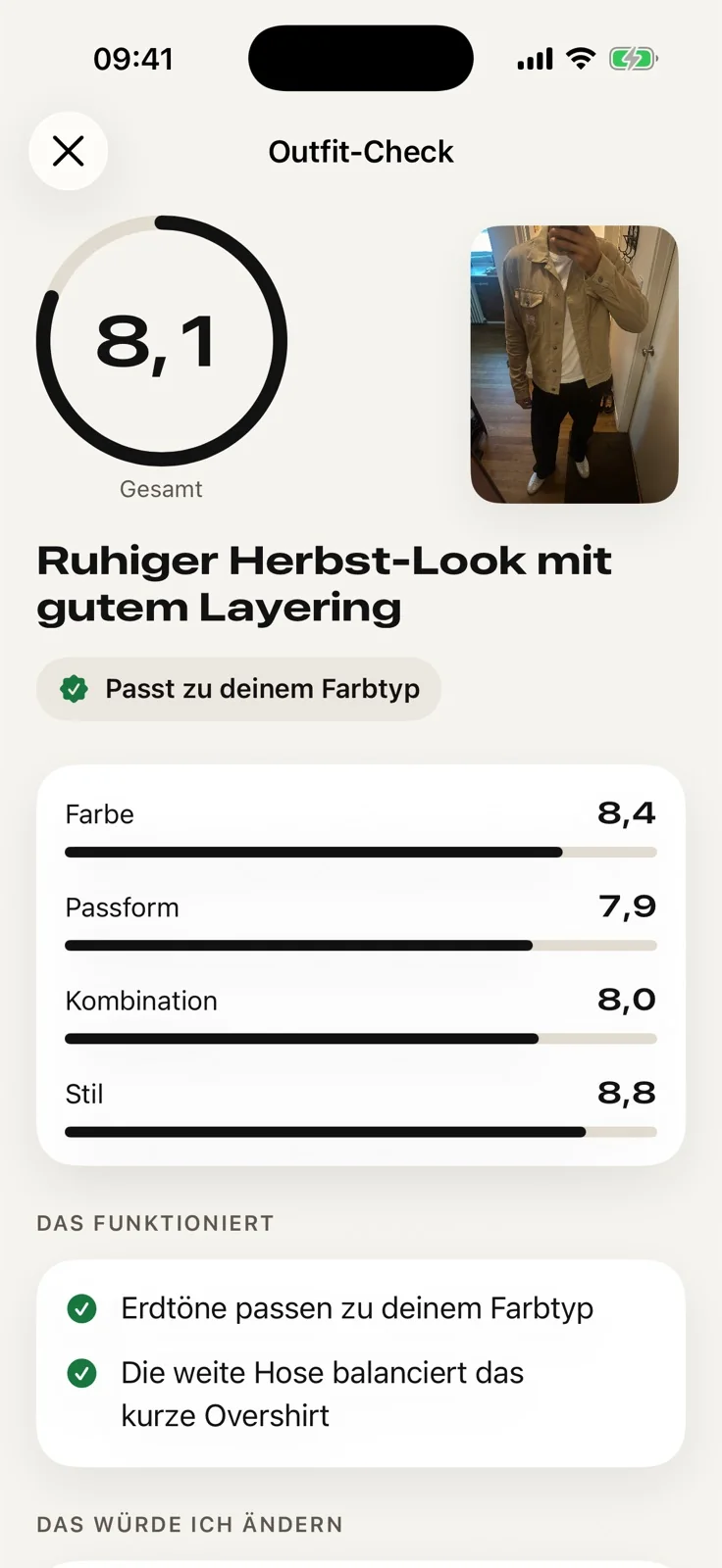 App-Bildschirm „Outfit-Check“: Gesamtnote 8,1, „Ruhiger Herbst-Look mit gutem Layering“, Teilnoten für Farbe, Passform, Kombination und Stil.