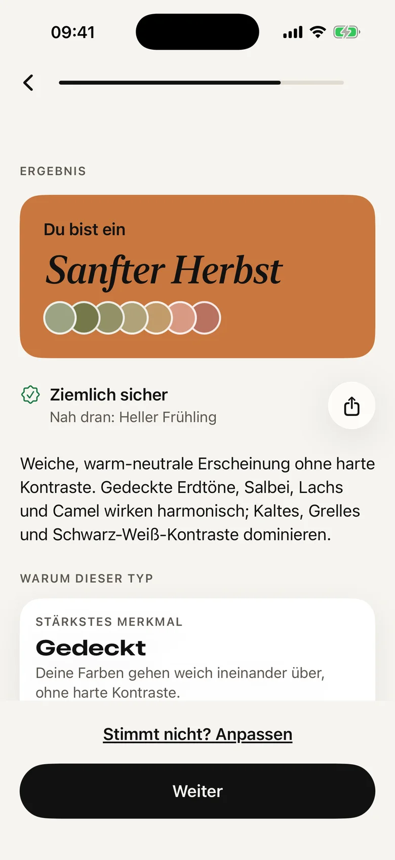 App-Bildschirm „Ergebnis“: „Du bist ein Sanfter Herbst“ mit Farbpalette, der Angabe „Ziemlich sicher“ und dem Link „Stimmt nicht? Anpassen“.