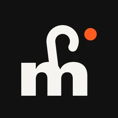App-Icon von Mainfit: ein kleines m mit Kleiderbügel-Haken und orangefarbenem Punkt auf dunklem Grund.