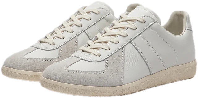 KI-Produktbild der weißen Sneaker auf weißem Grund.